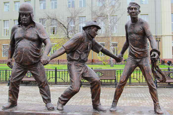 Памятник известному режиссеру Леониду Гайдаю и его самым известным героям комедий – Трусу, Балбесу и Бывалому.